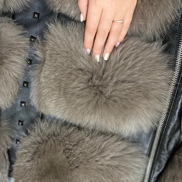 Genuine Fox Fur & Leather Vest - Picture 4 of 5